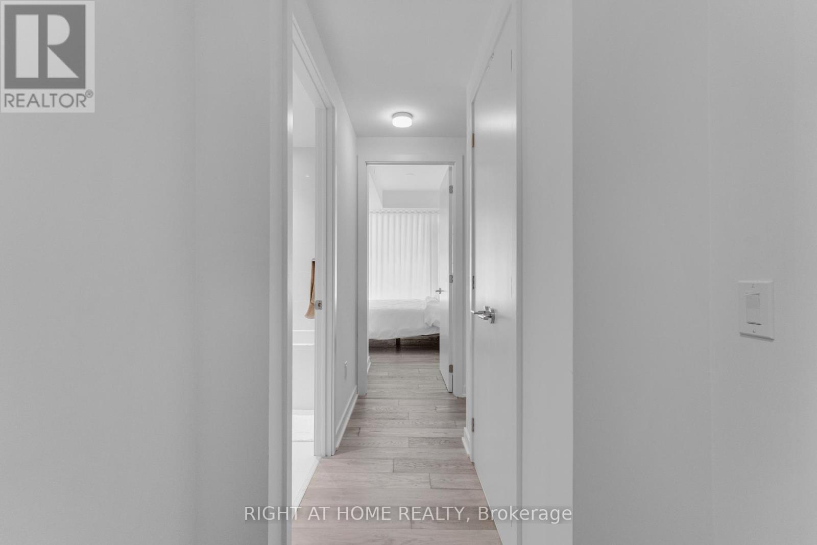 2113 - 11 Yorkville Avenue Property Photo 9