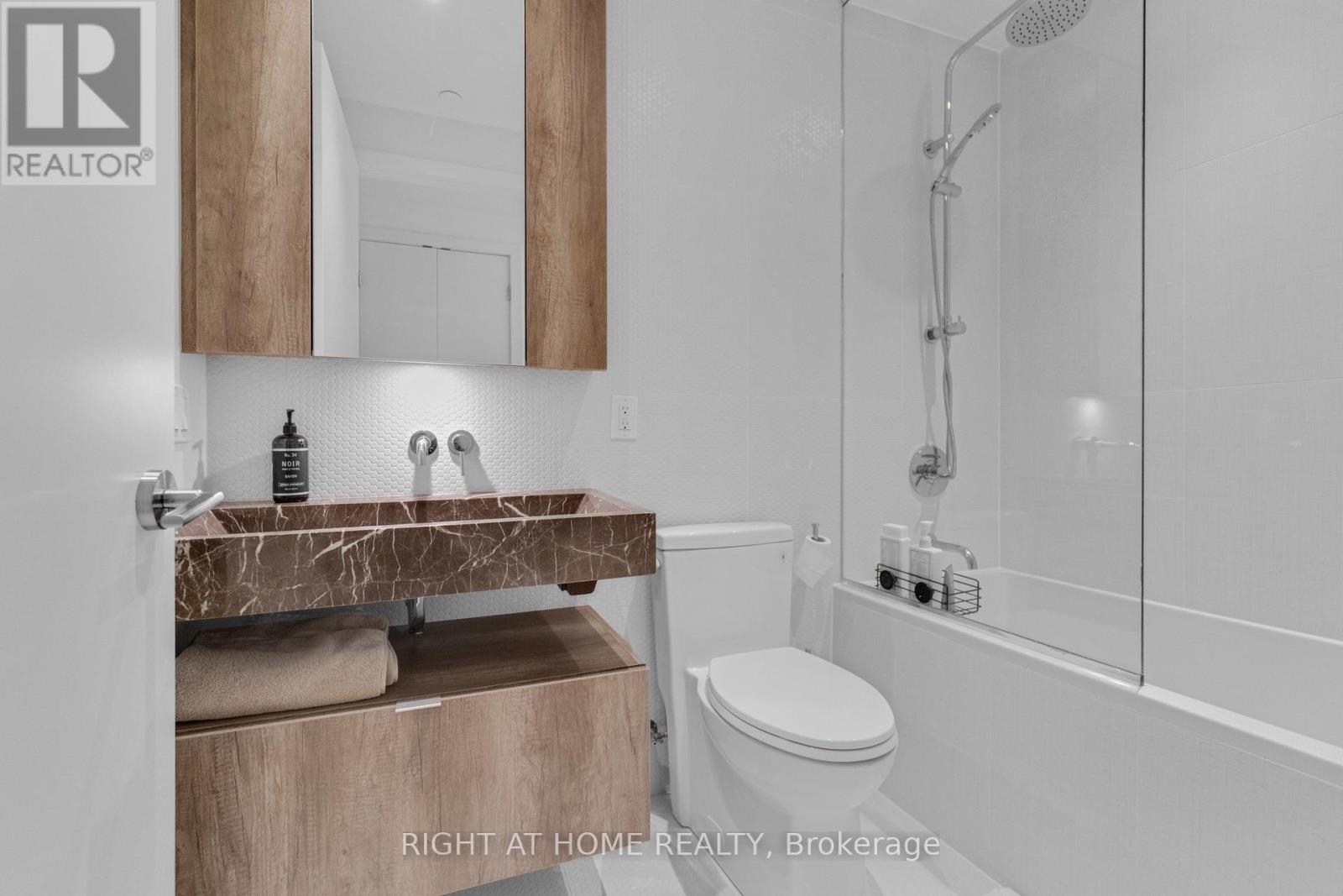 2113 - 11 Yorkville Avenue Property Photo 20