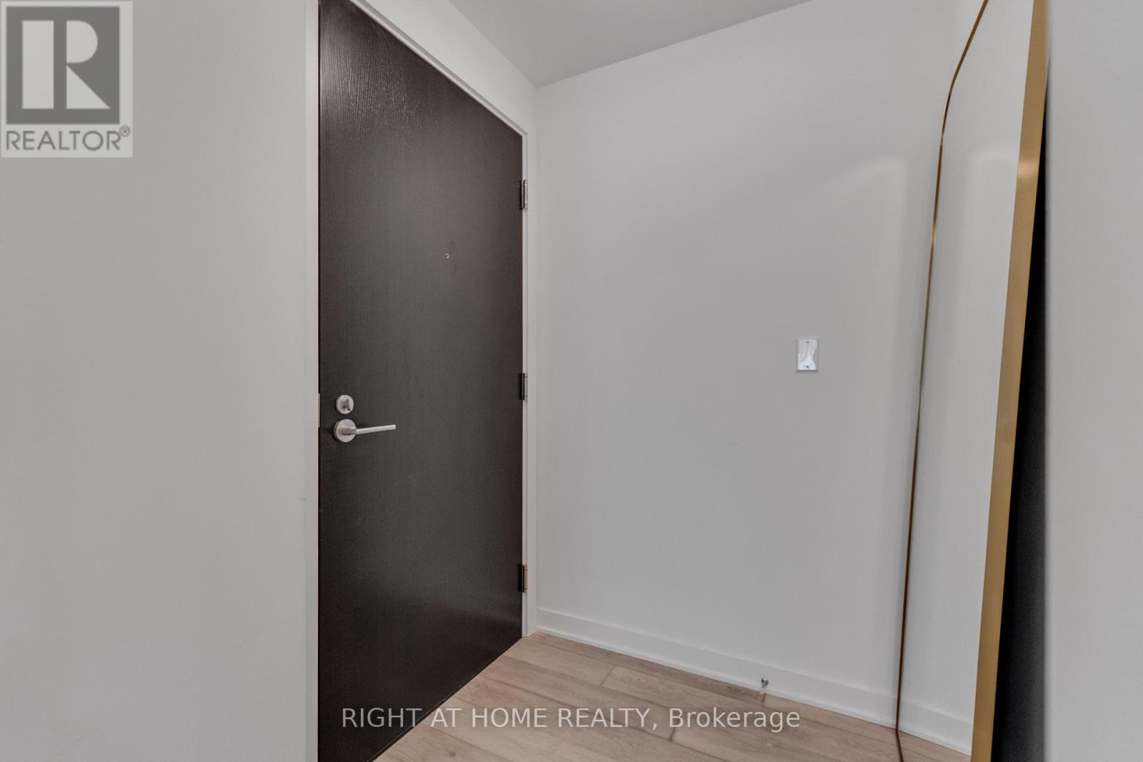 2113 - 11 Yorkville Avenue Property Photo 8