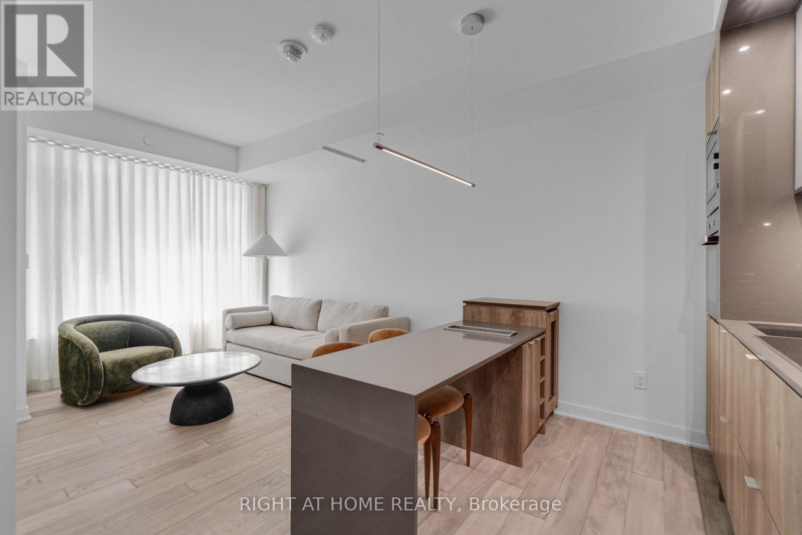 2113 - 11 Yorkville Avenue Property Photo 10