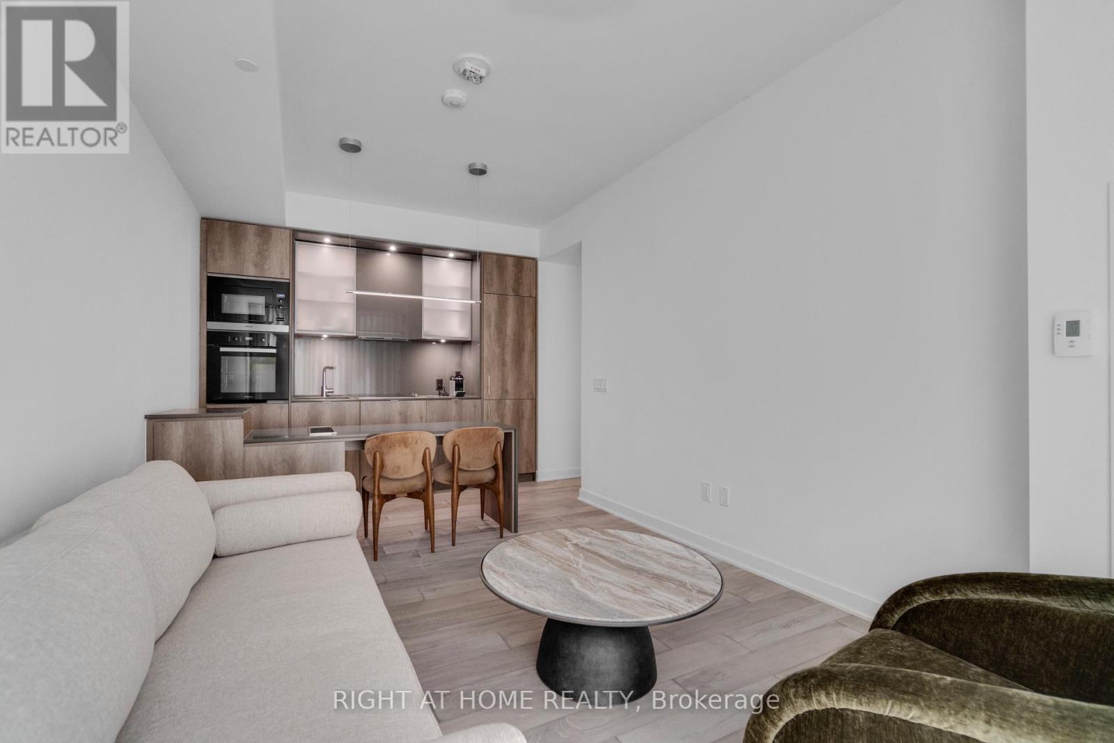 2113 - 11 Yorkville Avenue Property Photo 12