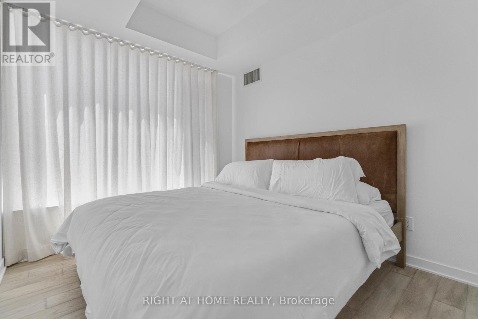 2113 - 11 Yorkville Avenue Property Photo 18