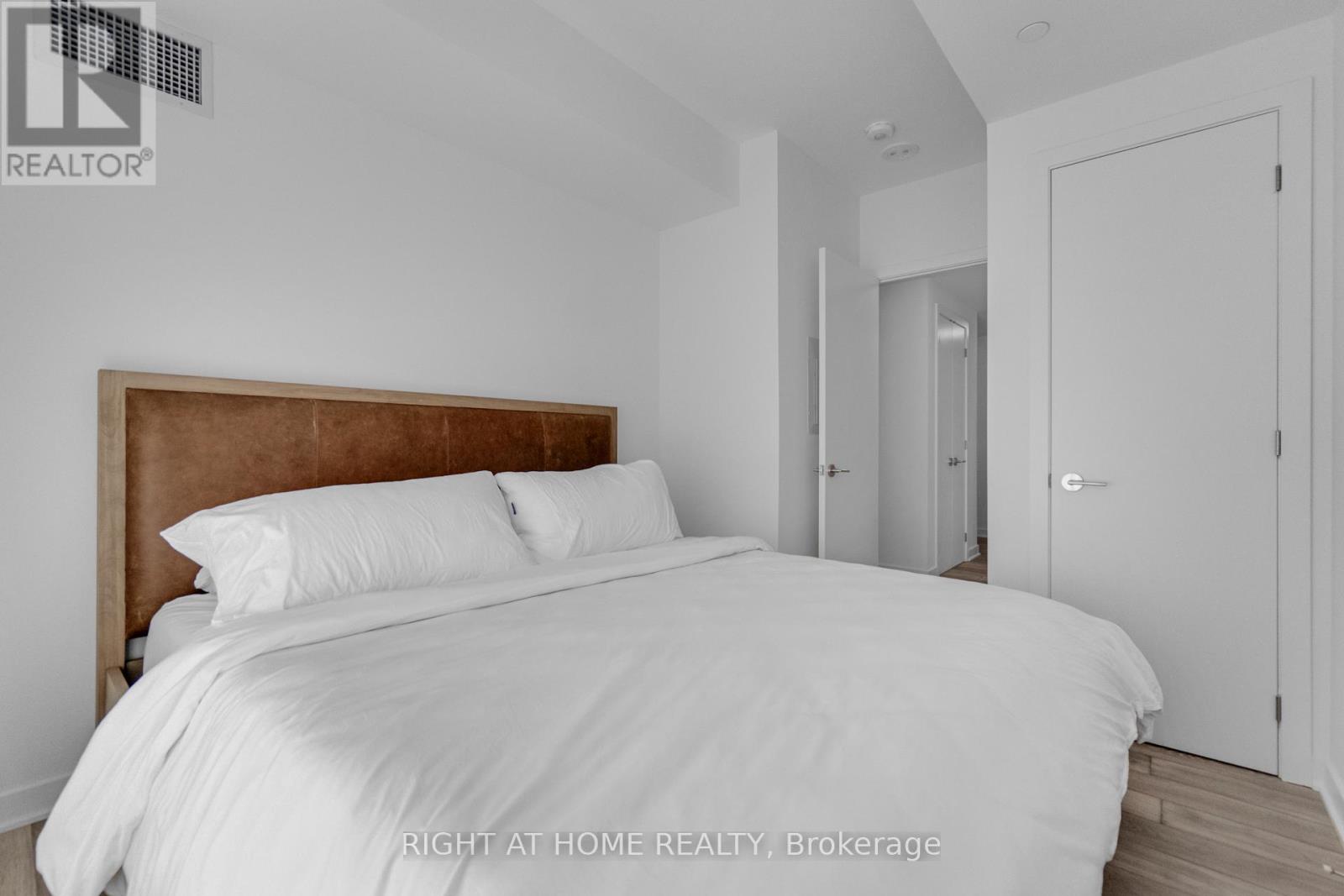 2113 - 11 Yorkville Avenue Property Photo 19