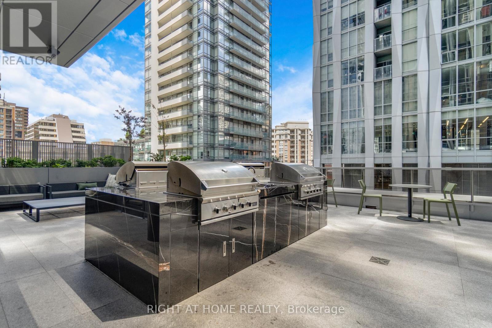 2113 - 11 Yorkville Avenue Property Photo 26
