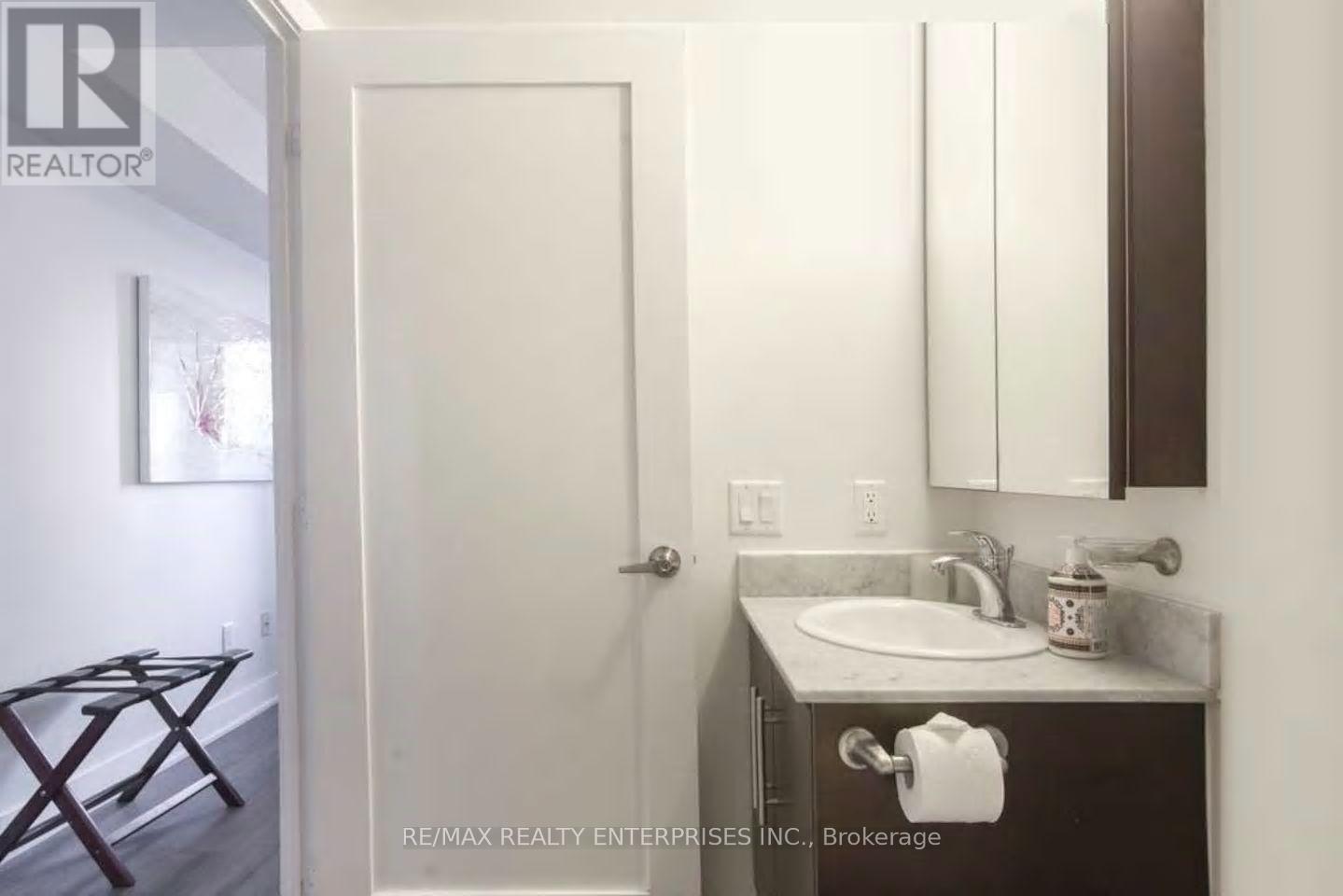1017 - 20 Blue Jays Way Property Photo 20