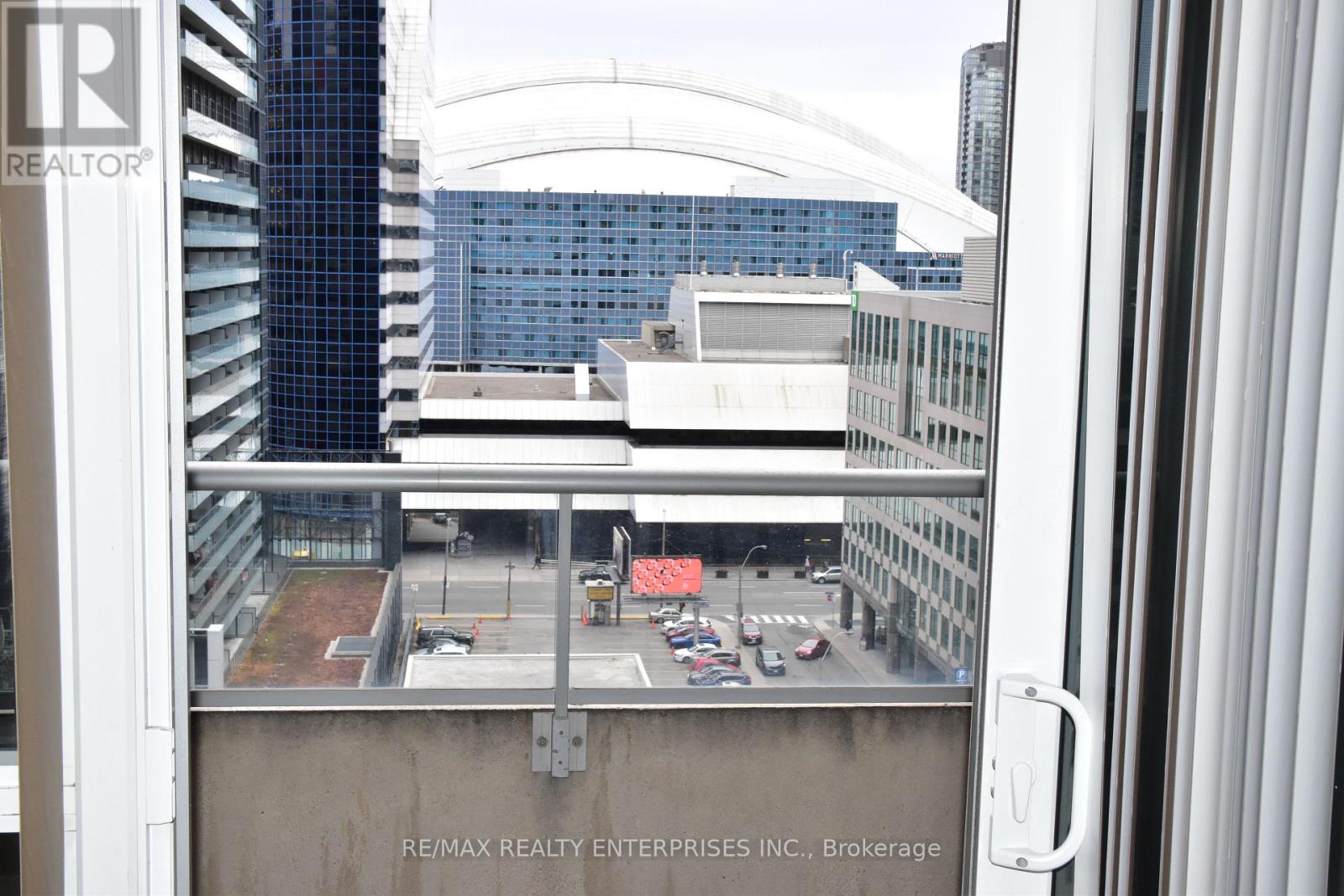 1435 - 250 Wellington Street W Property Photo 8