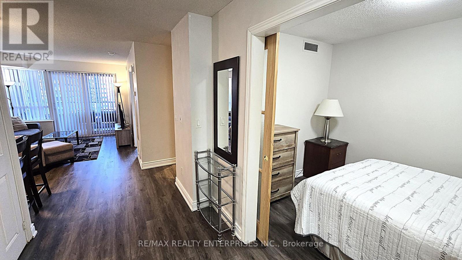 1435 - 250 Wellington Street W Property Photo 12