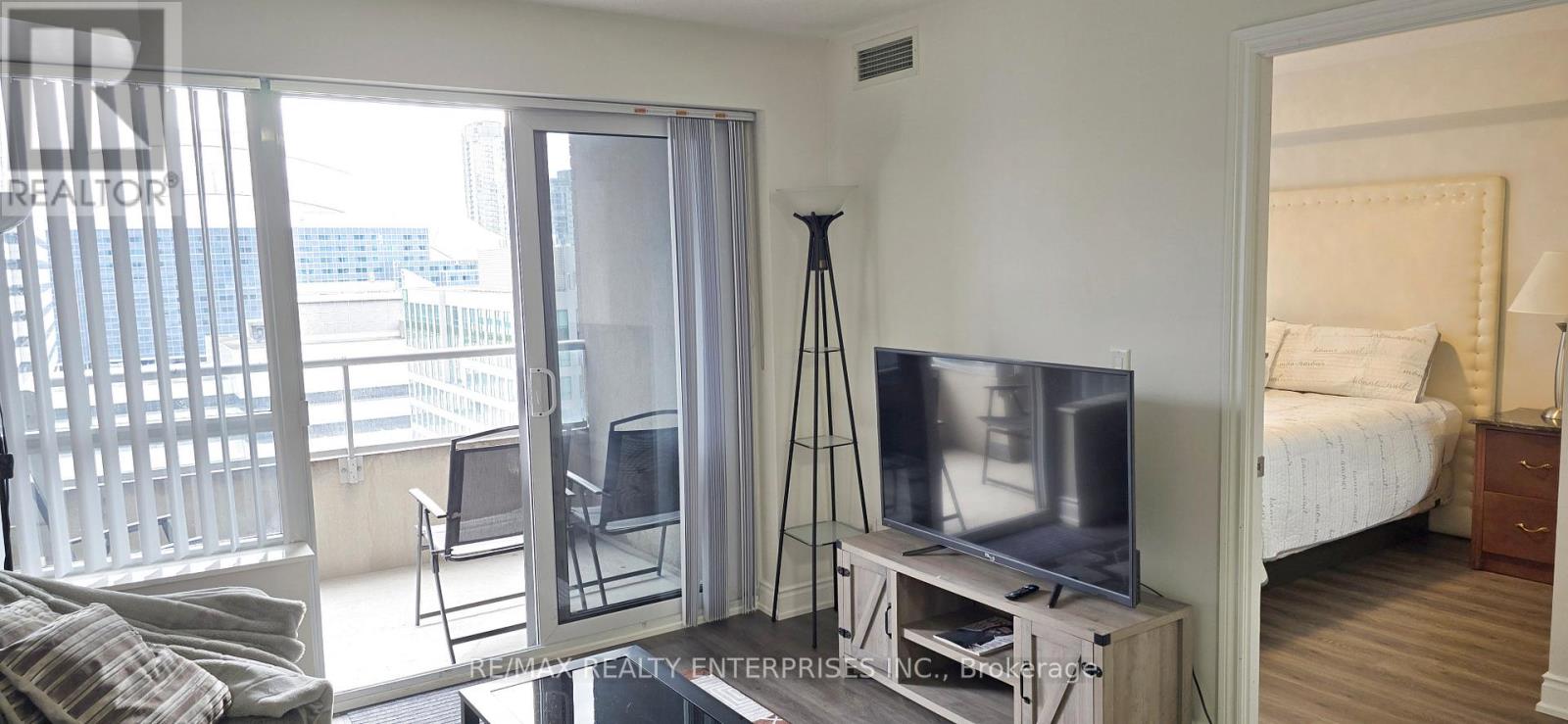 1435 - 250 Wellington Street W Property Photo 13