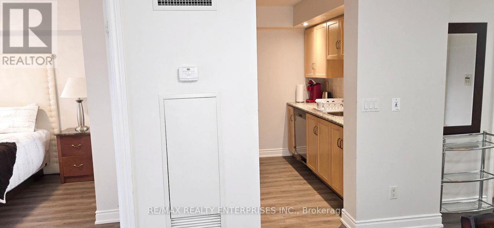 1435 - 250 Wellington Street W Property Photo 15