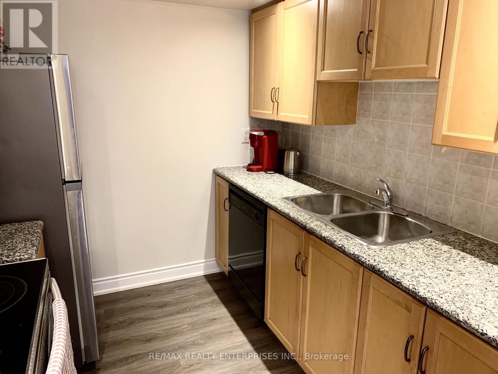 1435 - 250 Wellington Street W Property Photo 17