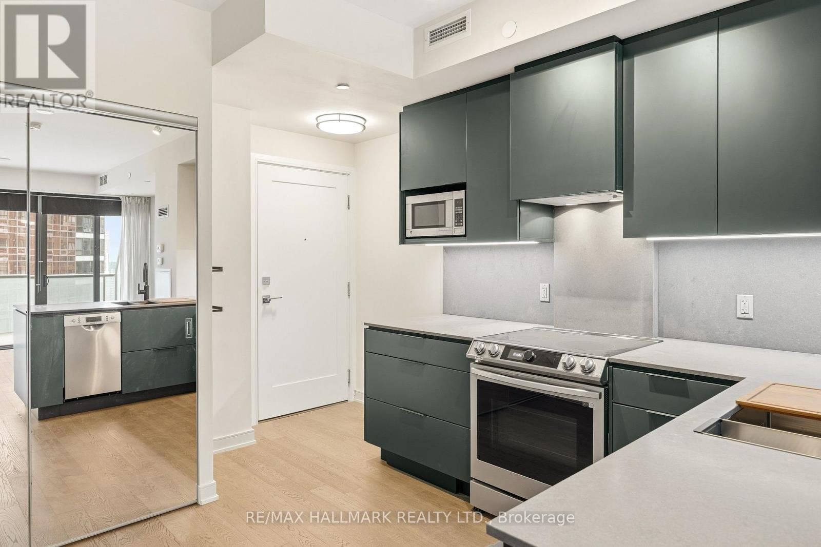 1811 - 57 St Joseph Street Property Photo 7