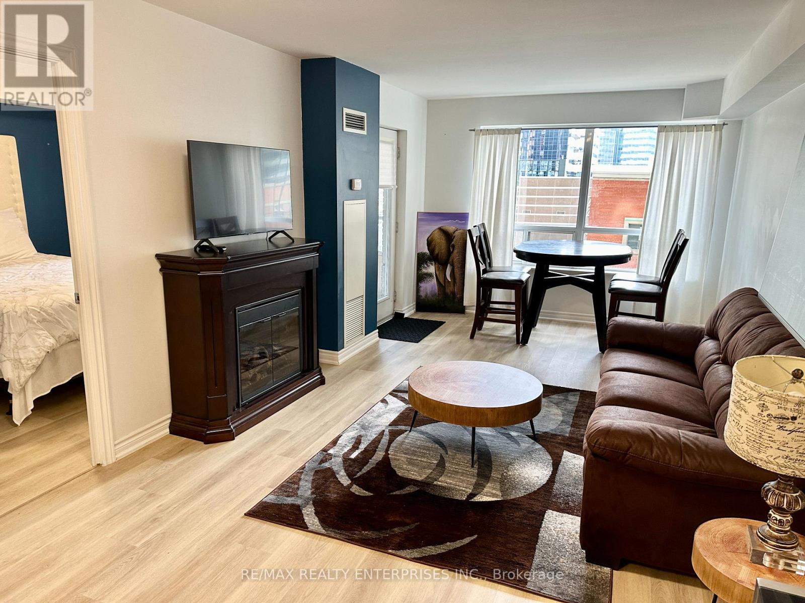 436 - 250 WELLINGTON STREET W Property Photo 1