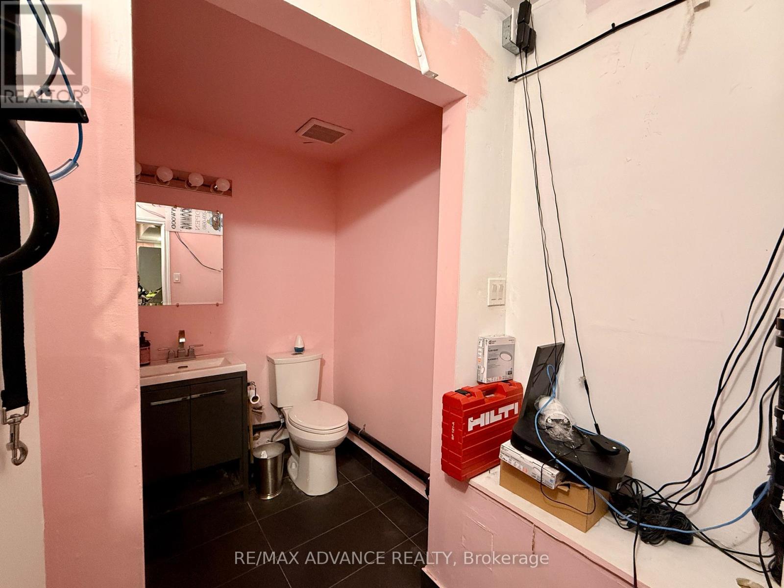 Bsmt - 642 Queen Street W Property Photo 9