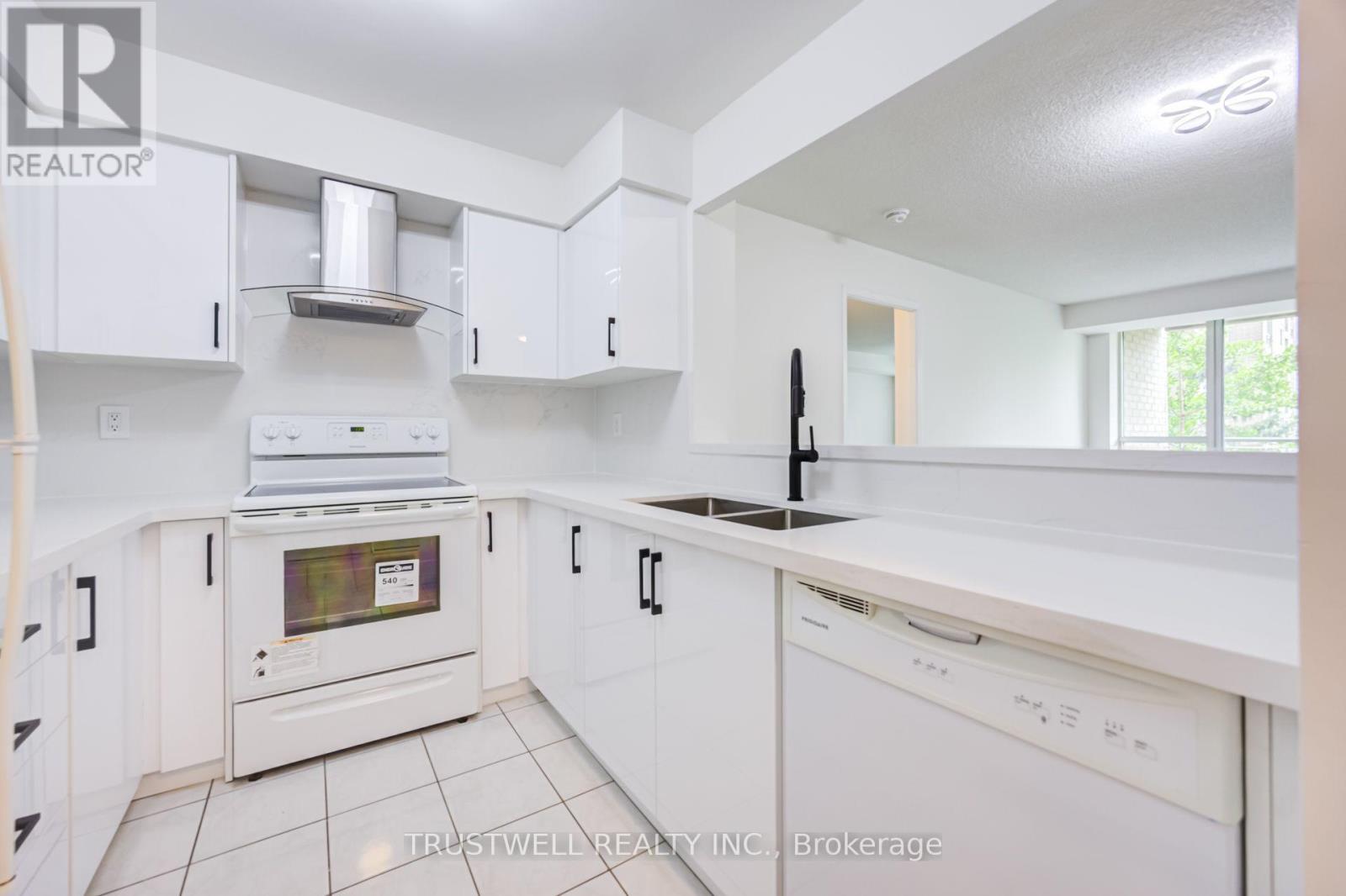 401 - 39 Pemberton Avenue Property Photo 11