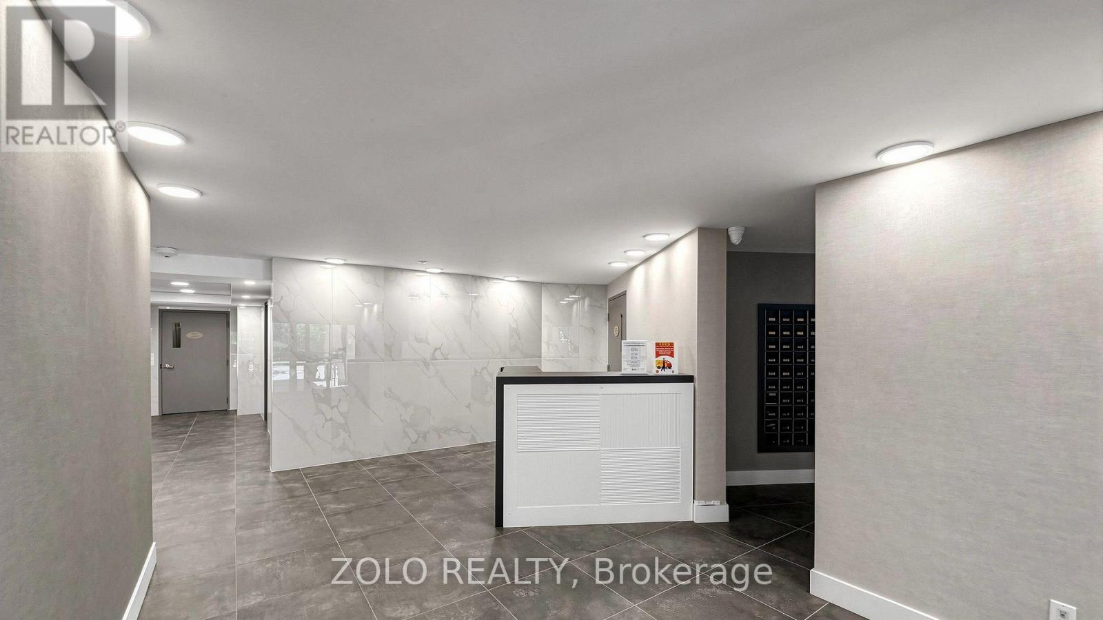 915 - 20 Edgecliff Golfway Property Photo 3