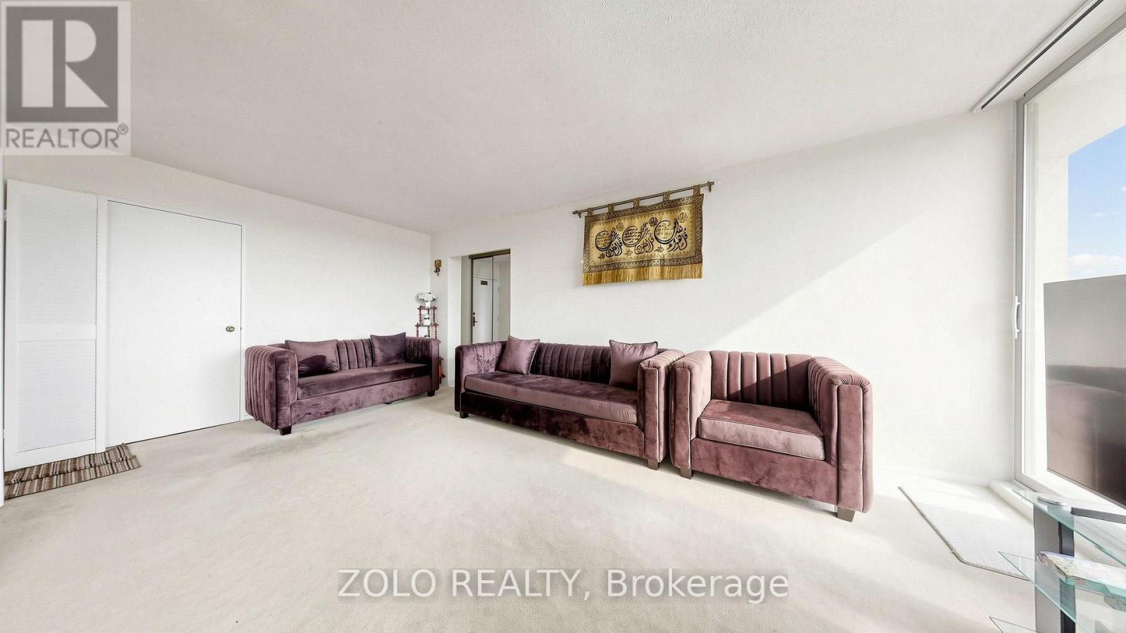 915 - 20 Edgecliff Golfway Property Photo 8