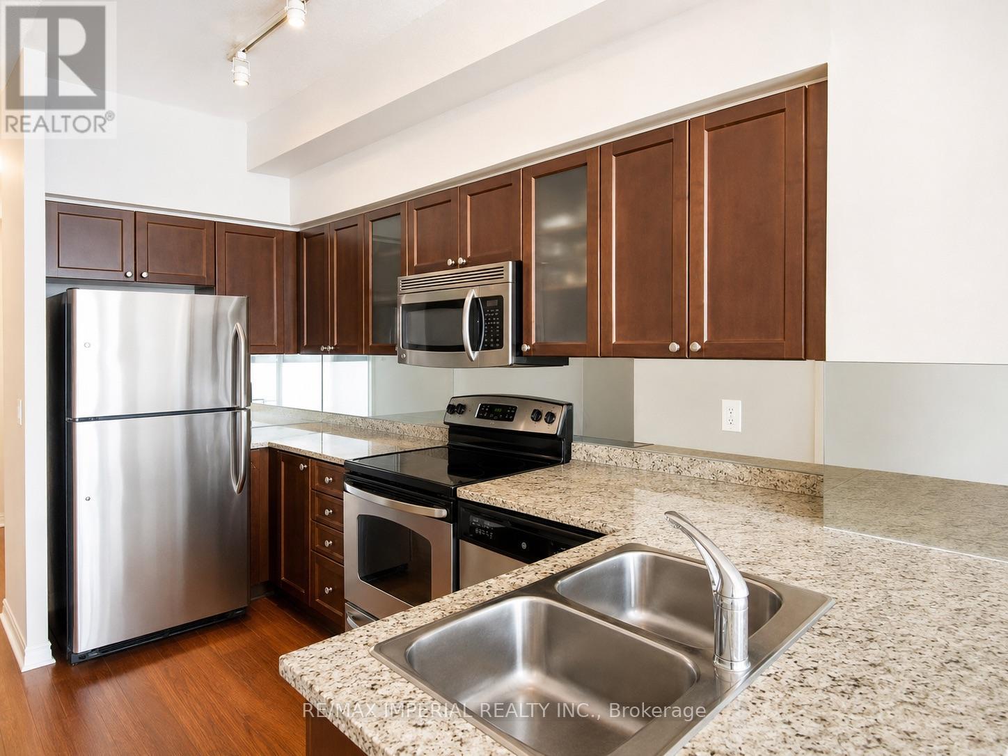 3304 - 761 Bay Street Property Photo 4