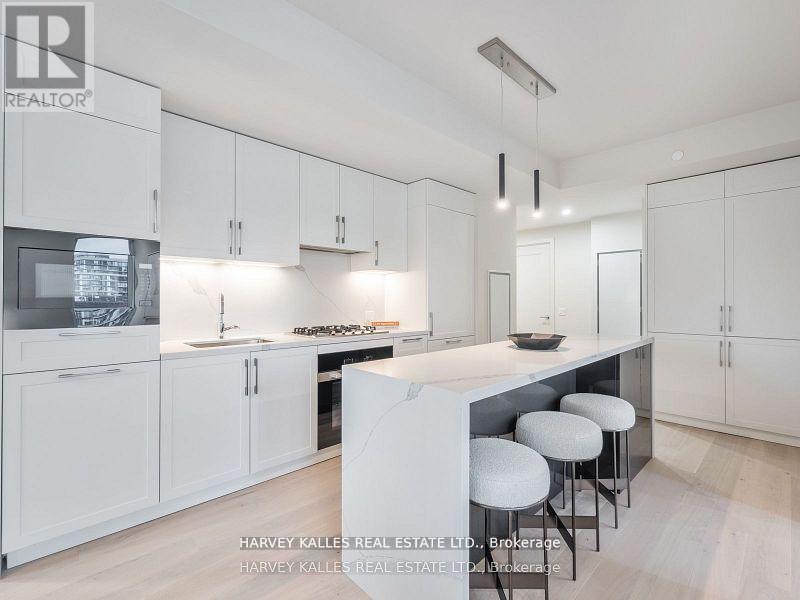610 - 8 Manor Road W Property Photo 8