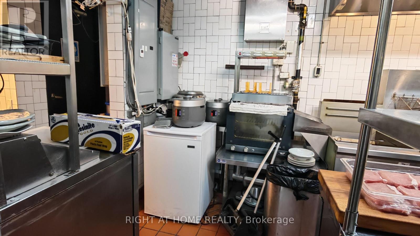 Upper - 6 Eglinton Avenue E Property Photo 8