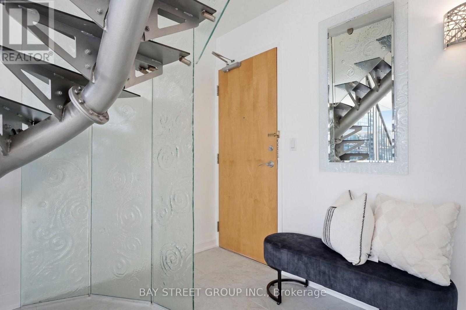 925 - 36 Blue Jays Way Property Photo 3