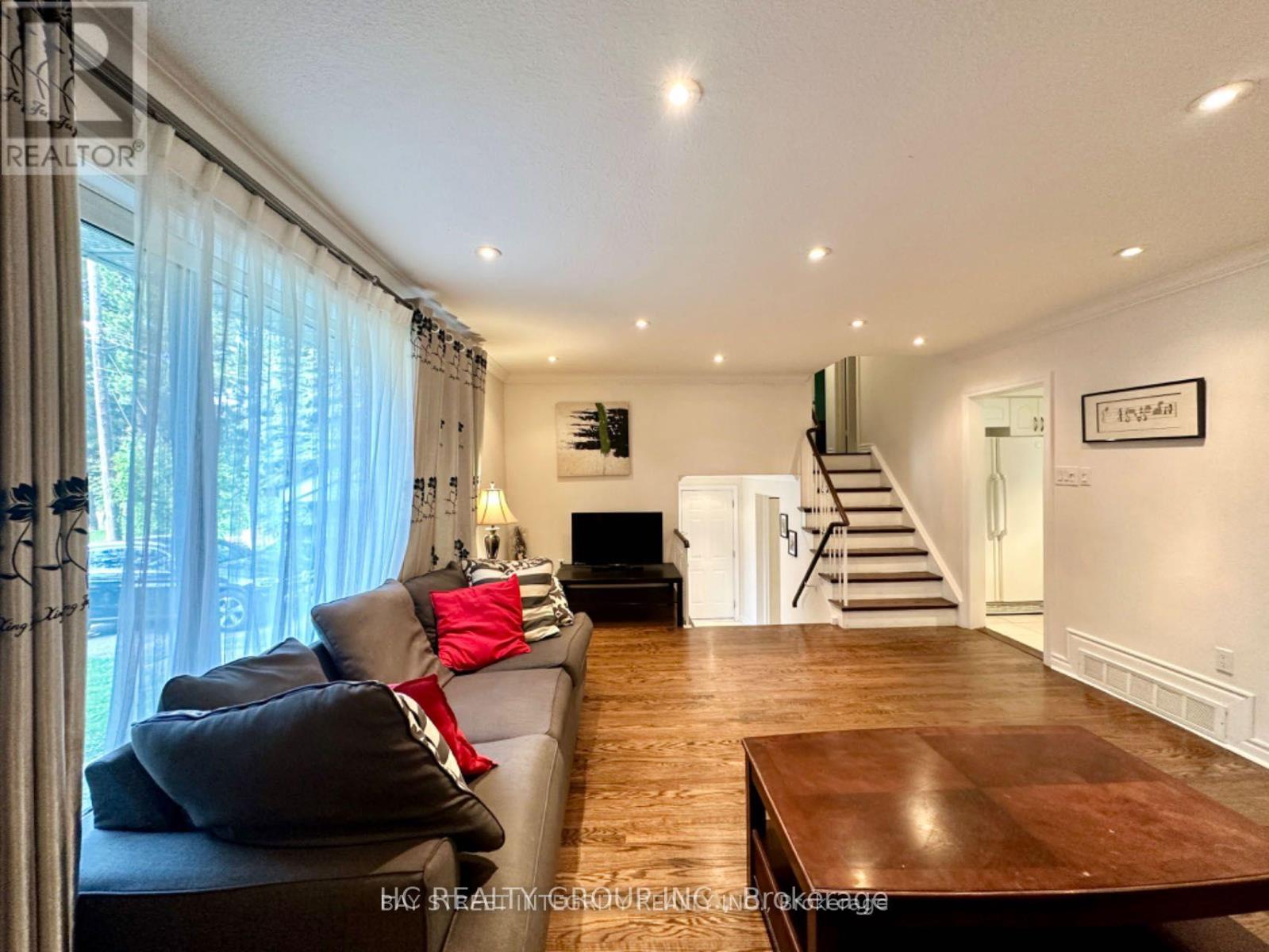 35 LAILEY CRESCENT