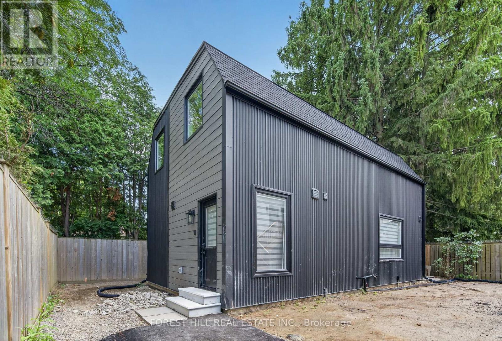 R - GARDEN - 221 CHURCHILL AVENUE
