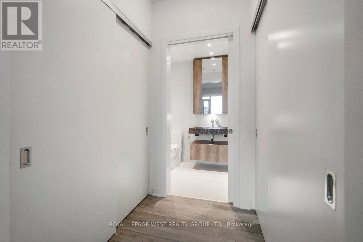 1310 - 11 Yorkville Avenue Property Photo 28