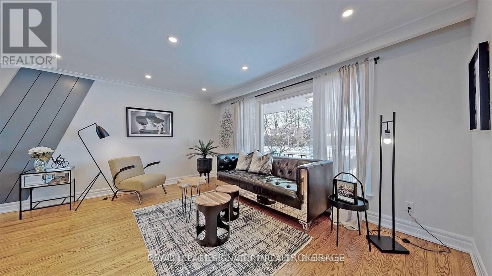 UPPER - 17 BARONESS CRESCENT