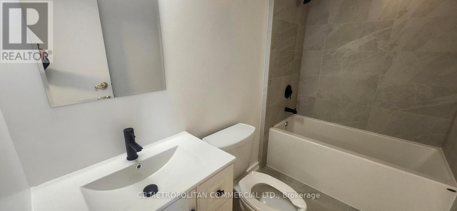 3305 - 65 Harbour Square Property Photo 8