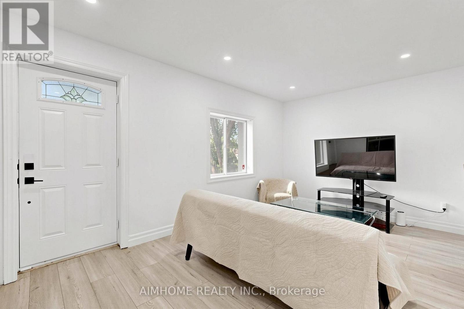 95 Steeles Avenue E Property Photo 7