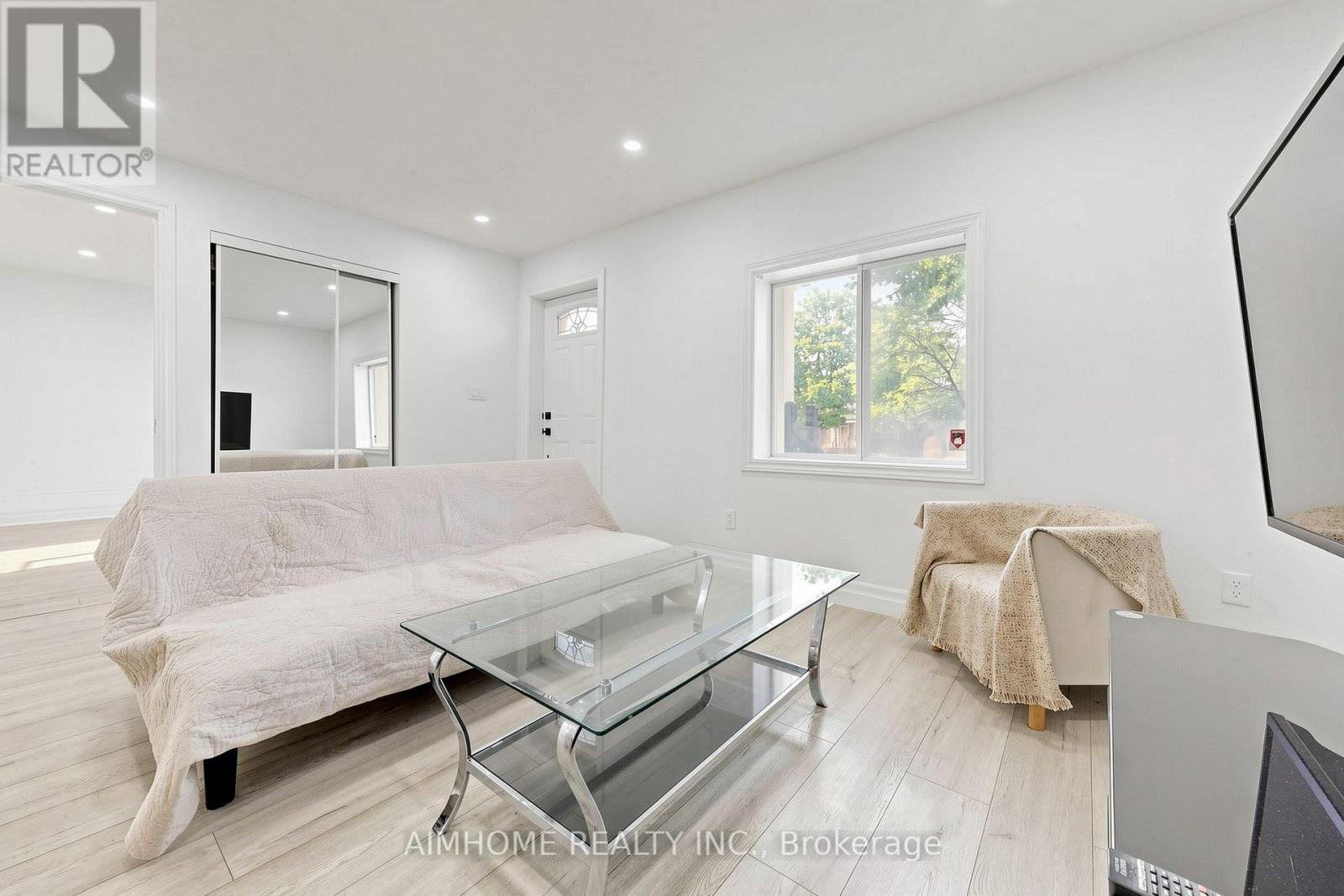 95 Steeles Avenue E Property Photo 8