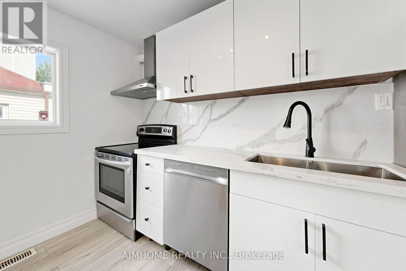 95 Steeles Avenue E Property Photo 14