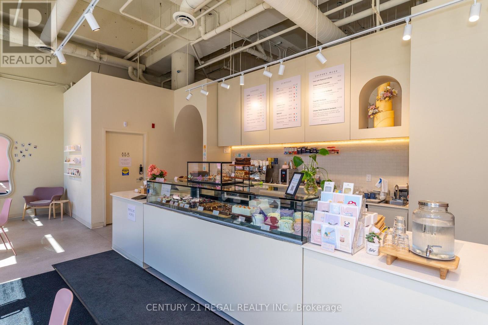 862 Dundas Street W Property Photo 2