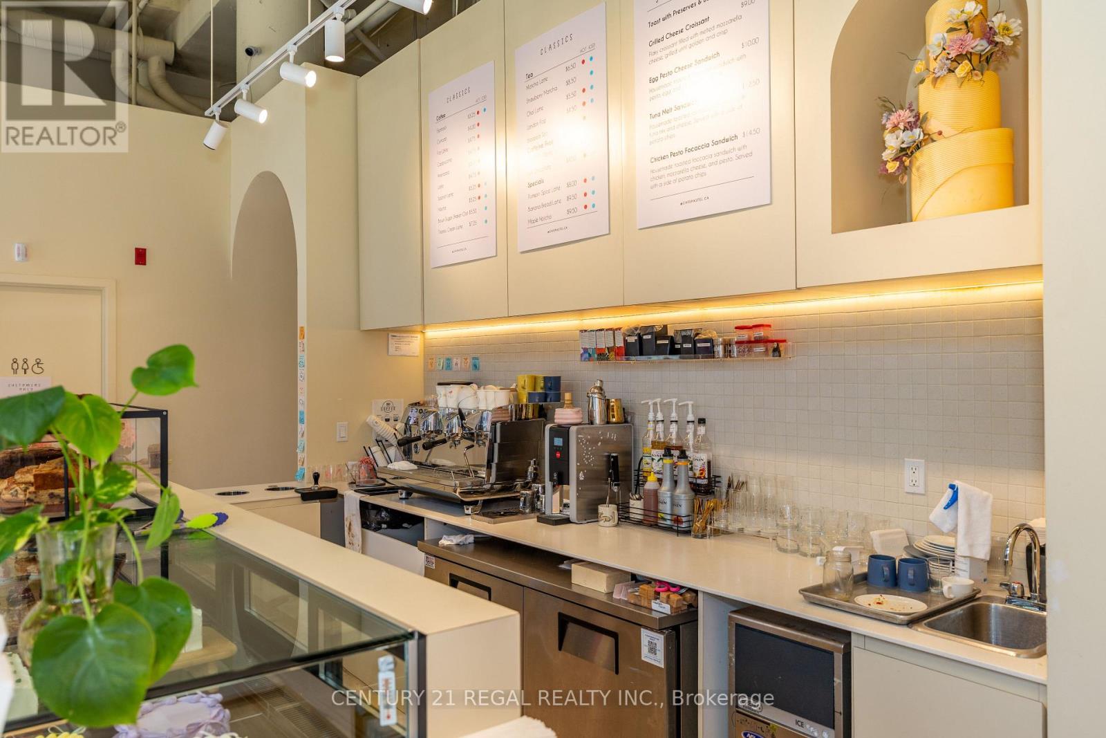 862 Dundas Street W Property Photo 11