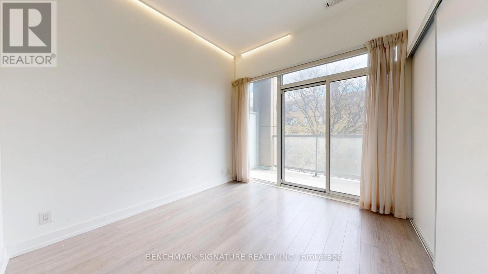 Th106 - 6 Parkwood Avenue Property Photo 40