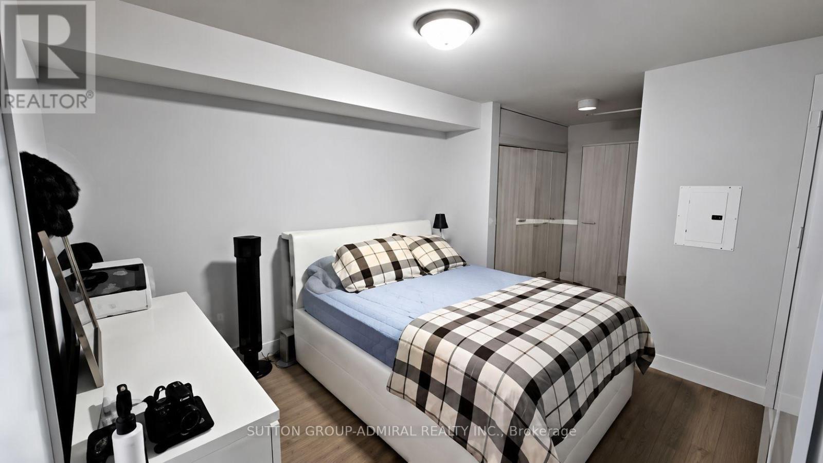 3210 - 2191 Yonge Street Property Photo 9