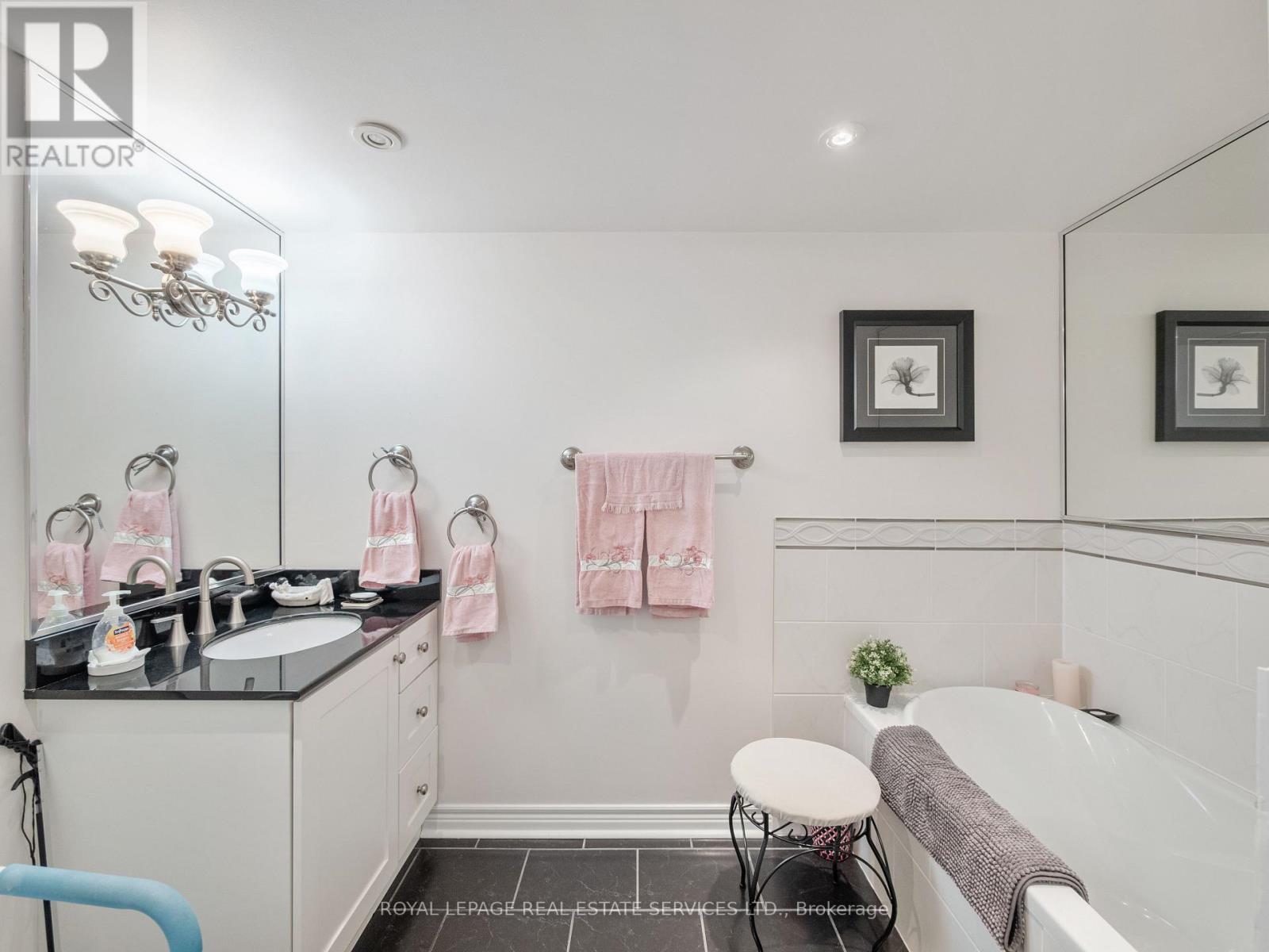 1404 - 131 Beecroft Road Property Photo 21