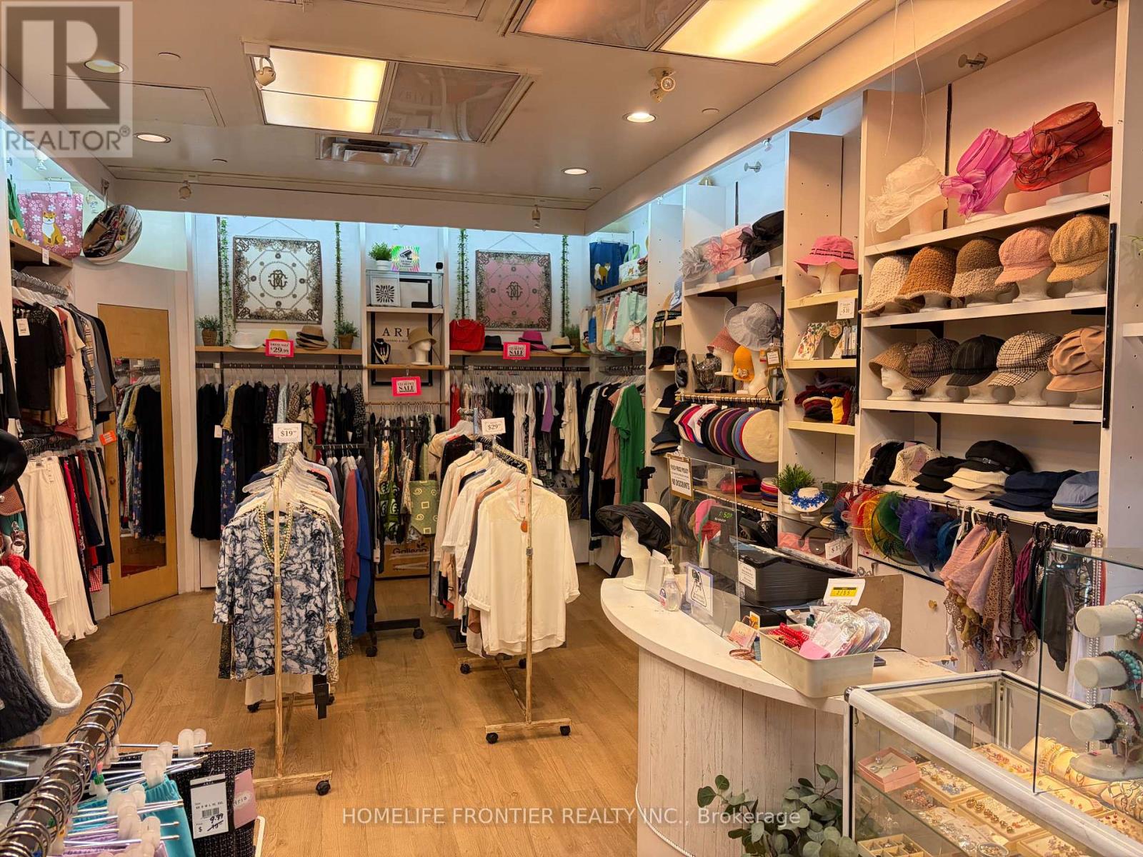 M5 - 444 YONGE STREET