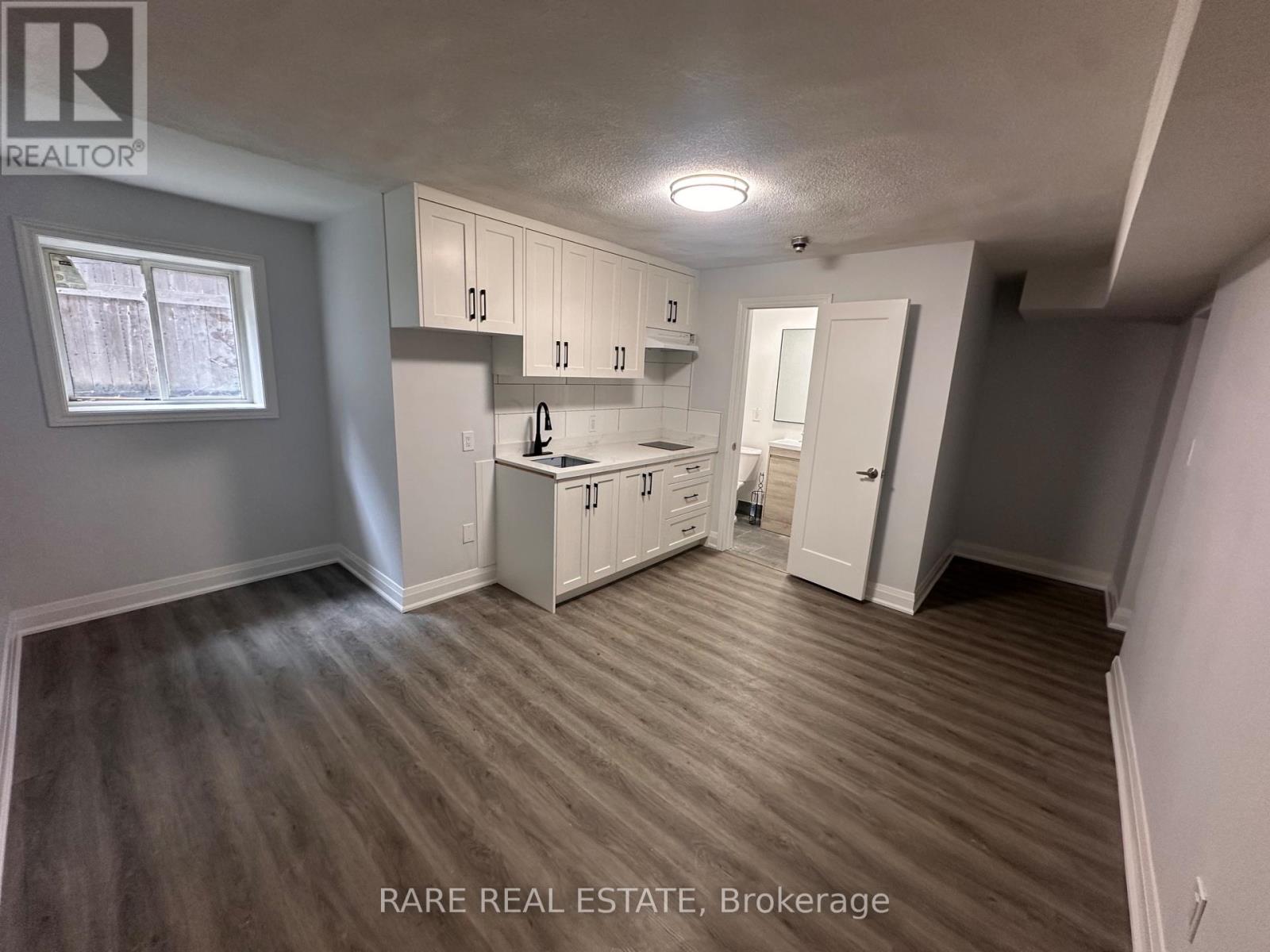 6 - 130 MACPHERSON AVENUE Property Photo 1