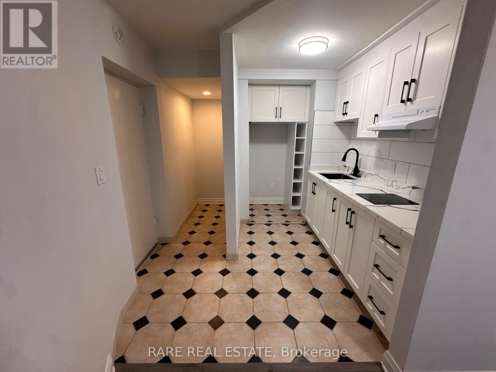 8 - 130 MACPHERSON AVENUE Property Photo 1
