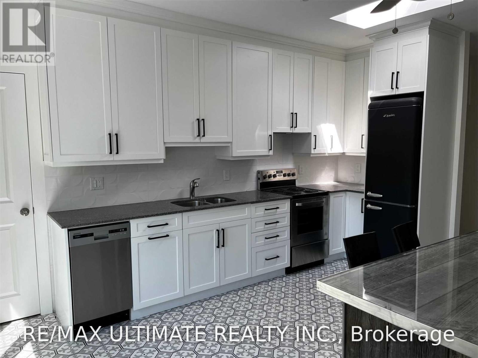 1065b St Clair Avenue W Property Photo 2