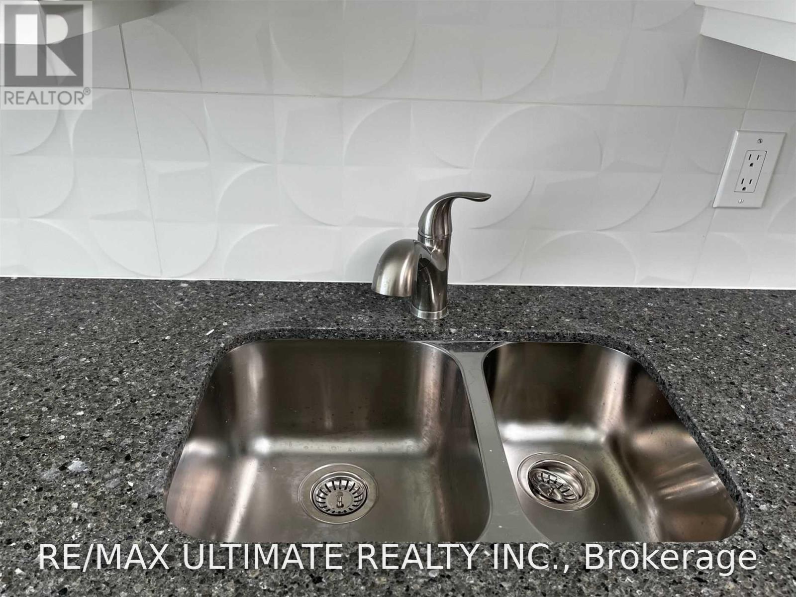 1065b St Clair Avenue W Property Photo 5