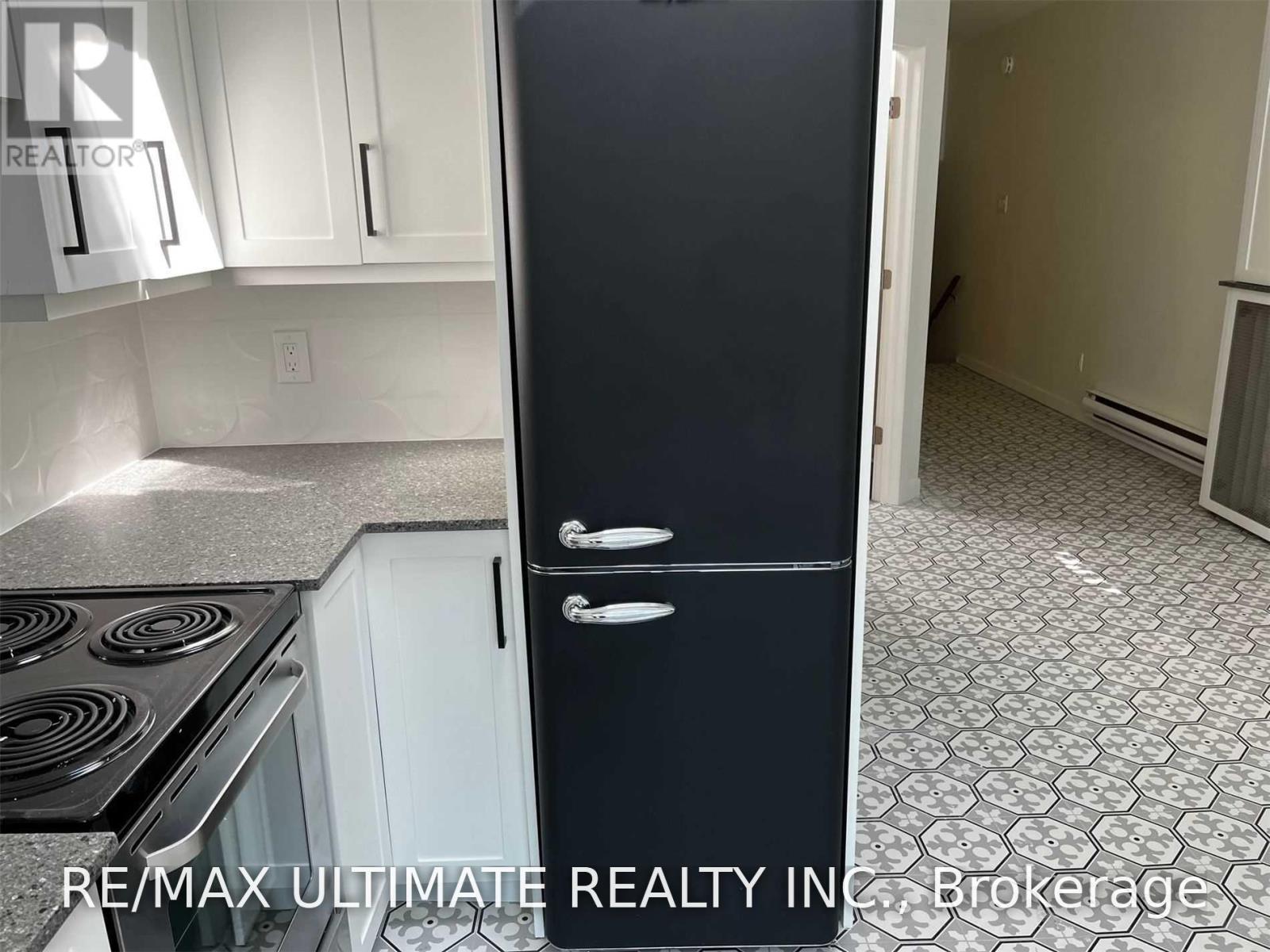 1065b St Clair Avenue W Property Photo 7
