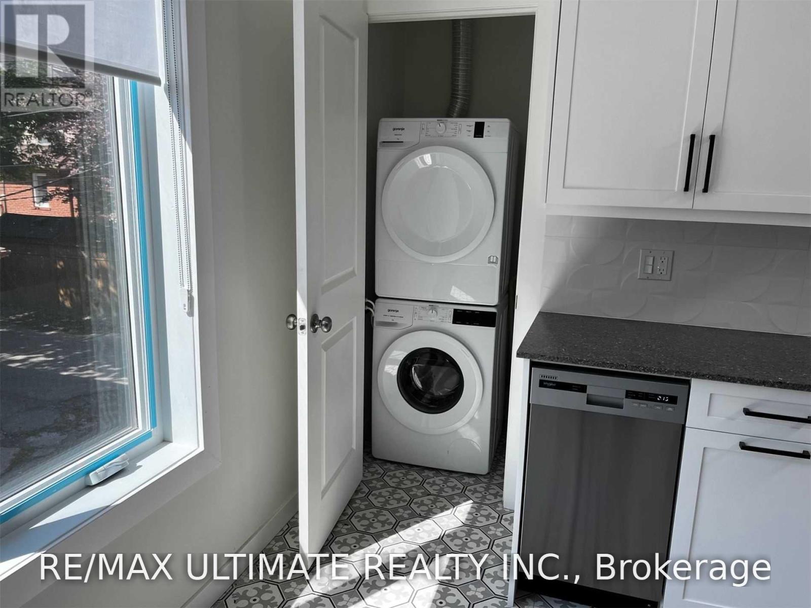 1065b St Clair Avenue W Property Photo 8