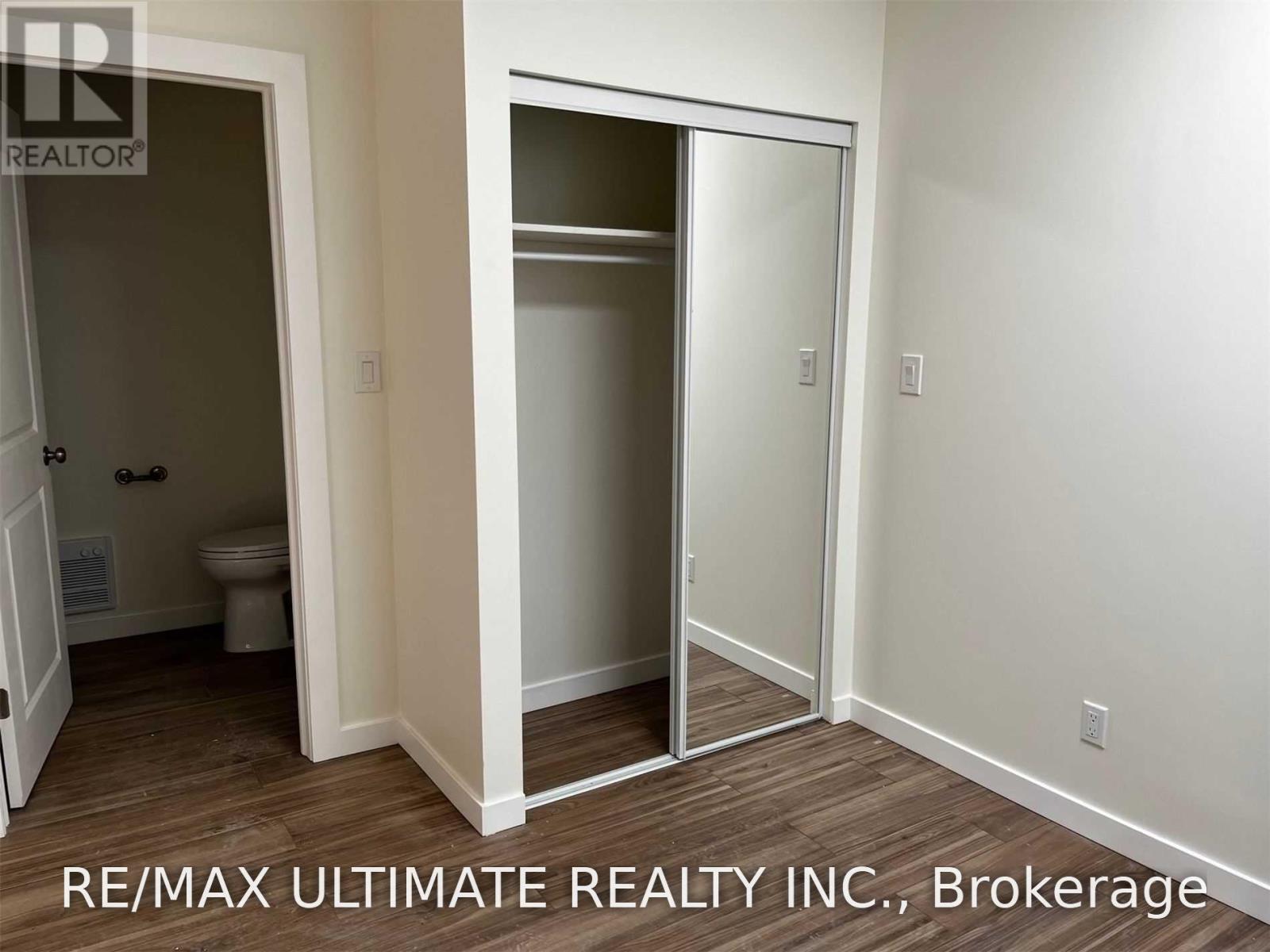 1065b St Clair Avenue W Property Photo 16