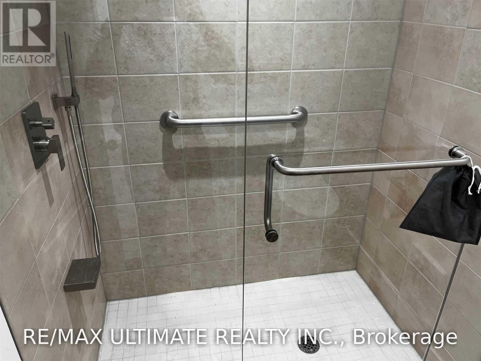 1065b St Clair Avenue W Property Photo 18
