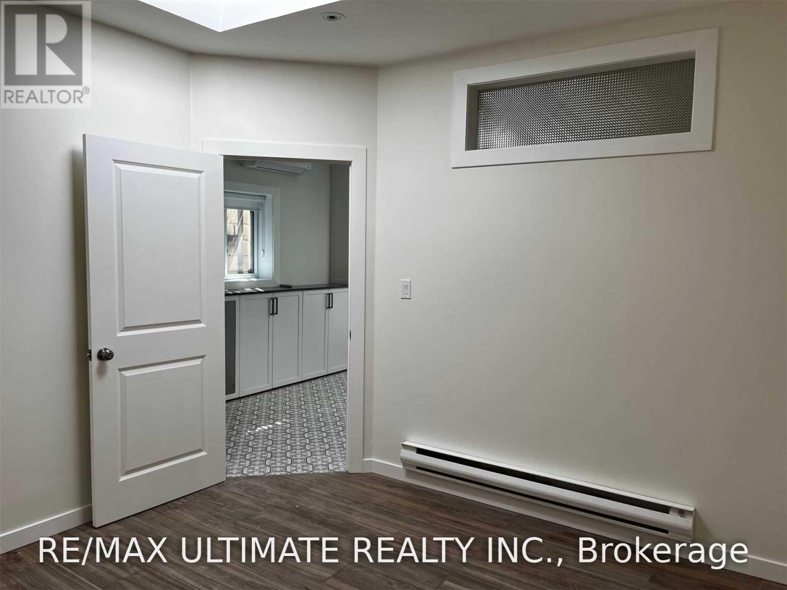 1065b St Clair Avenue W Property Photo 20