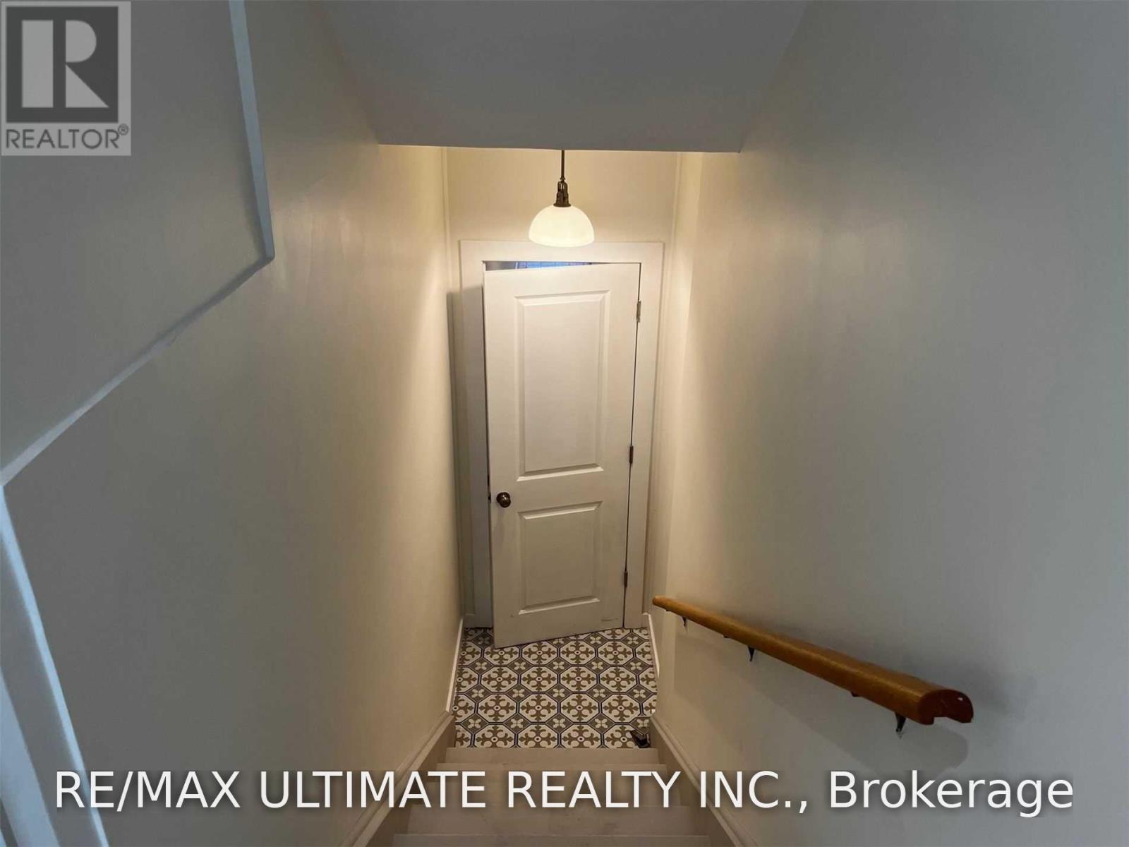 1065b St Clair Avenue W Property Photo 23