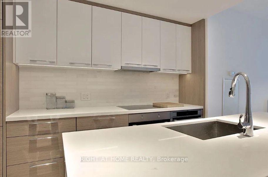 4208 - 488 University Avenue Property Photo 2