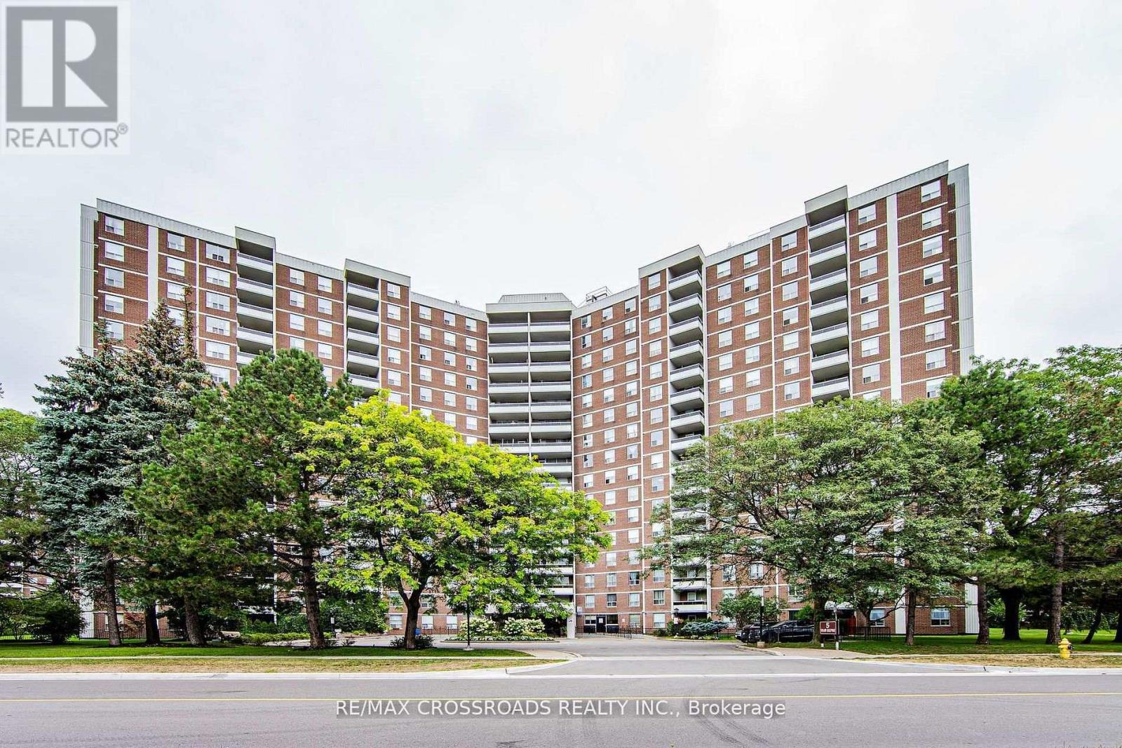 205 - 5 Shady Golfway Property Photo 2